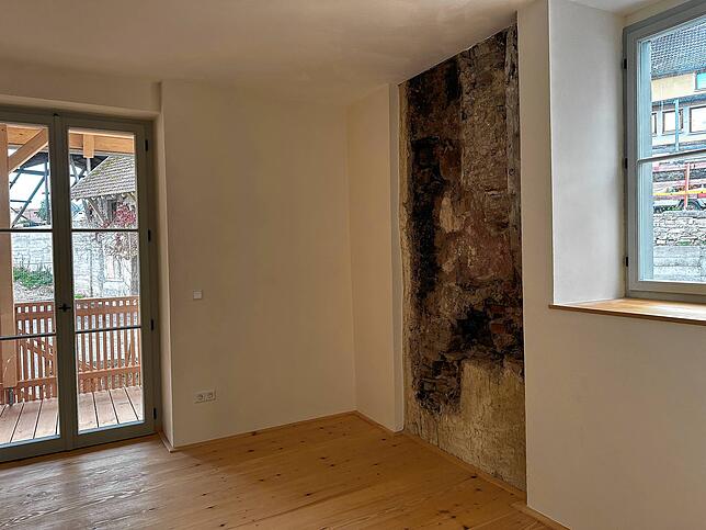 Die Spuren einer ehemaligen Küchenfläche sind auch in der neuen Wohnung erhalten worden.