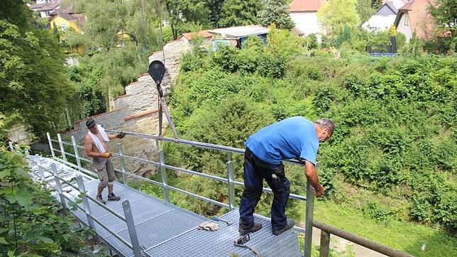 Daniel Wagner (links) und Michael Meier von der Firma Rettich Stahlbau in Bodman-Ludwigshafen bauen im Auftrag der Stadt Überlingen an ...