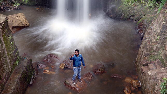 Ein indischer Tourist macht ein Selfie an einem Wasserfall. Indien ist dabei das Land mit den meisten Selfie-Toten.