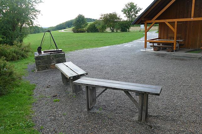 Die Sitzbänke und die Grillstelle sollen demnächst erneuert werden.