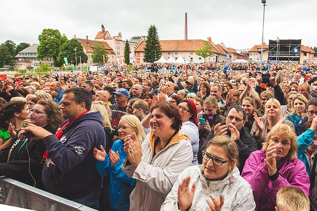 Besuchermassen rund um die Staatsbrauerei Rothaus beim Konzert der Musikformation „Pur“ im Jahr 2016.