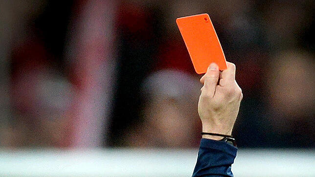 Rote Karten könnten in der Bundesliga künftig deutlich häufiger gezückt werden, wenn sich die Profis nicht an die neuen Regeln des DFB ...