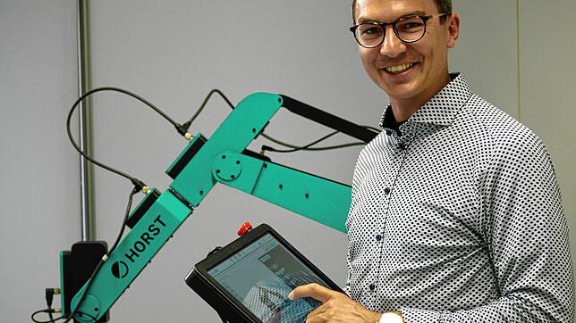 Patrick Zimmermann, einer der Geschäftsführer, mit Roboter Horst.