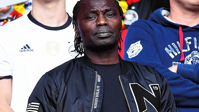 Souleymane &bdquo;Samy&ldquo; Sané, Vater des aktuellen deutschen Nationalspielers Leroy Sané, während eines Spiels bei der Fußball-EM ...