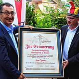 Narrenrichter Jürgen Koterzyna übergibt Cem Özdemir eine Erinnerungstafel zu dessen Besuch am 20.02.2020 in Stockach. Bild: Reinhold Buhl