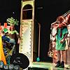 Dramatische Szene im Märchenwald: Hänsel und Gretel entkommen der bösen Hexe, Mutter Nicole und Kinder Lina und Kai Markhardt.