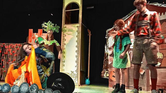 Dramatische Szene im Märchenwald: Hänsel und Gretel entkommen der bösen Hexe, Mutter Nicole und Kinder Lina und Kai Markhardt.