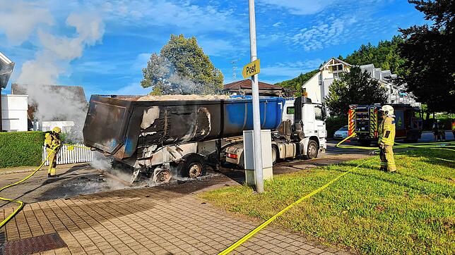 Am Donnerstagabend gegen 19 Uhr hat ein LKW in Tiengen Feuer gefangen. Polizei und Feuerwehr waren innerhalb von wenigen Minuten zur ...