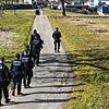 Die Polizei suchte nach dem Fund des toten Säuglings das Gelände in Steinen-Hüsingen ab.