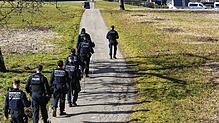 Die Polizei suchte nach dem Fund des toten Säuglings das Gelände in Steinen-Hüsingen ab.