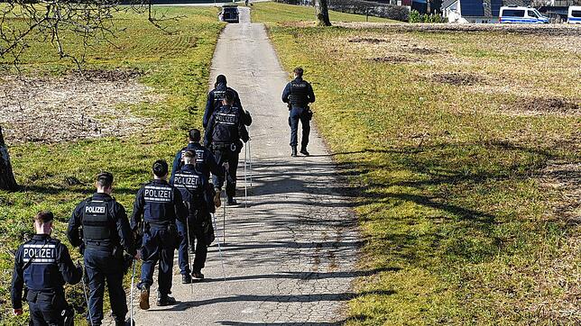 Die Polizei suchte nach dem Fund des toten Säuglings das Gelände in Steinen-Hüsingen ab.