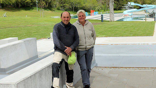 Schwimmmeister Bernd Frank und seine neue Vertreterin Sandra König im Bereich der neuen Planschbeckenanlage.