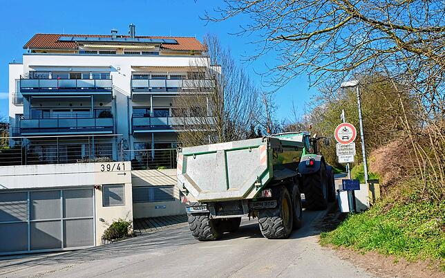Eng ist die Zufahrt zur Baustelle am Ende der Nellenbachstraße.