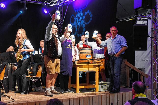 Der Bieranstich zum großen Jubiläumsfest in Wiechs am Randen: (von links) Ansager Manfred Müller, Bürgermeister Marian Schreier, ...
