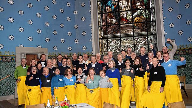 Ein starkes Team: Mitglieder des Lions Clubs Radolfzell-Singen übernehmen für einen Tag den kompletten Service in der Vesperkirche.