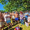 Stadträtin Christine Heimpel (links im Bild) stellt sich am Dienstag den Fragen von gut 50 Strandbad-Besuchern. Darunter: Maria Mayer ...