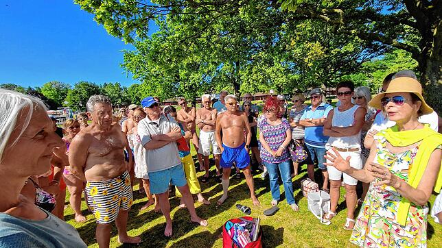 Stadträtin Christine Heimpel (links im Bild) stellt sich am Dienstag den Fragen von gut 50 Strandbad-Besuchern. Darunter: Maria Mayer ...