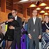 Endlich ist es klar: Frank Harsch (zweiter von links) umarmt seine Partnerin Thanaporn Reihle. Der unterlegene Kandidat tim Strobel und ...
