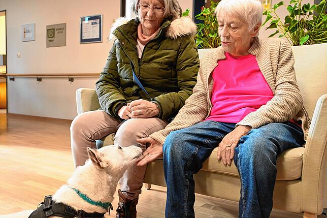 Ursula Rüdt und Mariliese Gruoner mit Hündin Lotta im Seniorenzentrum in Wutöschingen.