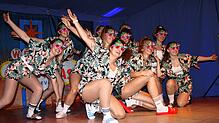 Die Fußballfrauen von Gündelwangen lassen es als Party-Flamingos krachen. Das beweisen sie bei der Frauenfasnet in der Gündelwanger Schule.