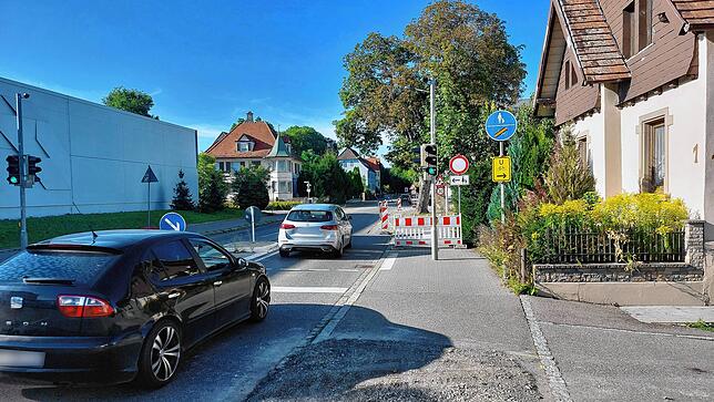 An der Fußgängerampel geht es für Fußgänger auf die gegenüberliegende Straßenseite, Radfahrer werden nach rechts zur Juniperusquelle und ...