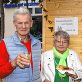 Christian und Marlies Günther genießen Suser und Zwiebelkuchen.
