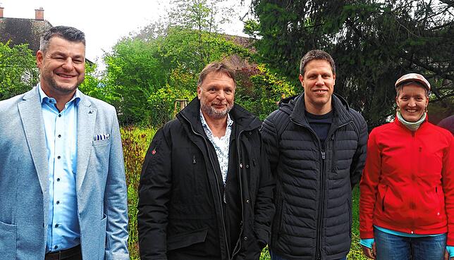 Der neue Friedinger Ortsvorsteher verabschiedet die ehemaligen Ortschaftsräte Hans Georg Epplen und Stefan Vogelreiter gemeinsam mit ...