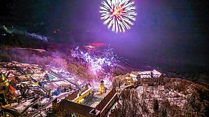 Bild : Feuerwerk in Heiligenberg: Lichtershow über dem vernebelten Bodensee