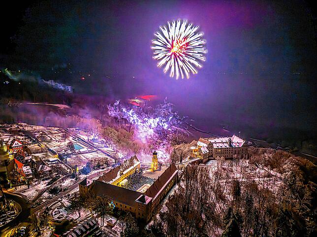 Bild 1: Feuerwerk in Heiligenberg: Lichtershow über dem vernebelten Bodensee