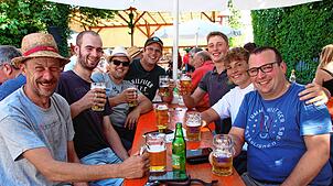 In guter Stimmung beim Sauldorfer Gassenfest: Das Foto zeigt (von links) Frank Brütsch, Maximilian Gabele, Famian Täuber, Dominik Fecht, ...