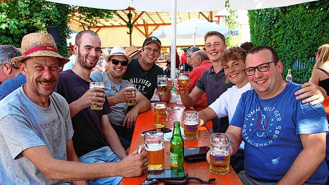 In guter Stimmung beim Sauldorfer Gassenfest: Das Foto zeigt (von links) Frank Brütsch, Maximilian Gabele, Famian Täuber, Dominik Fecht, ...