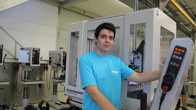Der 17-jährige Steffen Albrecht macht nach seinem Realschulabschluss bei der Feinwerktechnik Hago in Küssaberg einen Ferienjob, hier an ...