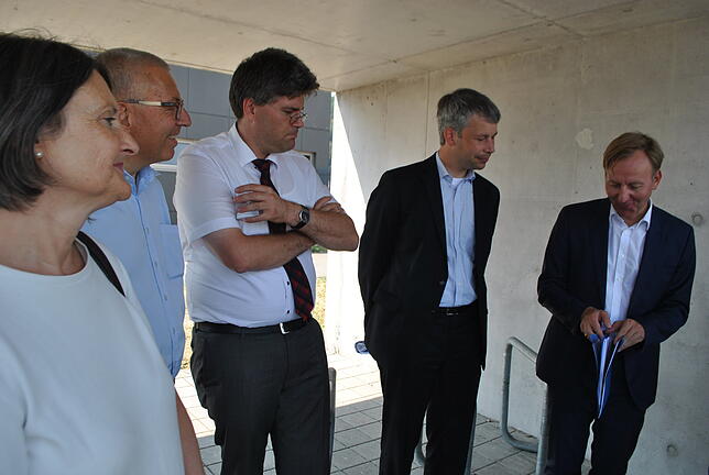 OB Philipp Frank (von rechts) übergibt die Papiere mit den Maßnahmen gegen den Stau an Steffen Bilger. Martin Kistler, Kurt Wyss und ...