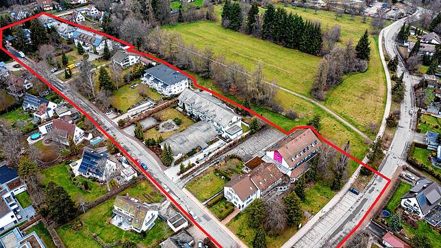 Blick auf den Farnweg (links) mit dem ehemaligen Hotel Bosse an der Ecke von Farnweg zur Oberförster-Ganter-Straße (Straße rechts). Hier ...