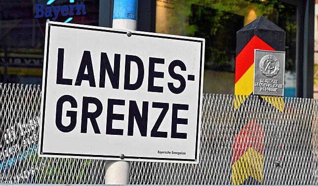 So sah es früher an der Grenze zwischen der DDR und der der Bundesrepublik Deutschland aus, eine Nachbildung in Erfurt. Im Denken ...