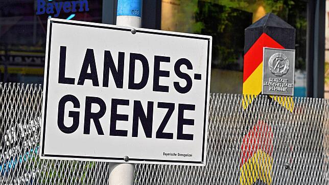 So sah es früher an der Grenze zwischen der DDR und der der Bundesrepublik Deutschland aus, eine Nachbildung in Erfurt. Im Denken ...