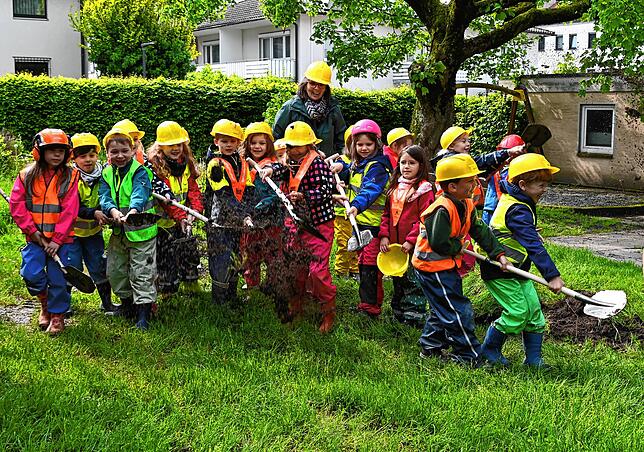 Und los! Die Vorschulkinder des Kindergartens St. Michael werfen mit ihren Spaten Erde in die Luft. Dieser Spatenstich markiert den ...