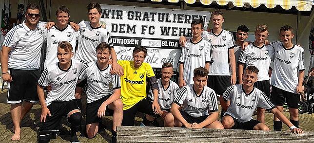 Meister mit den B-Junioren: Im Sommer 2018 feierte Leon Dombrowski (vorn, rechts) mit dem Nachwuchs des FC Wehr den Titel. Mit im Team ...