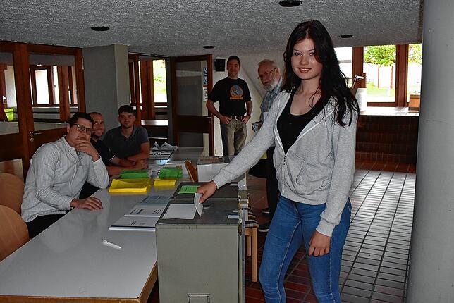 Magdalena Rose wählt zum ersten Mal. Ab 16 Jahren ist man bei den Europawahlen zugelassen. Von links die Wahlhelfer im Wahllokal Haus ...