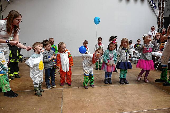 Wer schnappt sich mit dem Mund den Lolly am schnellsten? Bild: Gerd Feuerstein