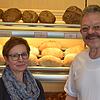 Ihre Backwaren im Hintergrund, doch damit ist es bald zu Ende: Petra und Peter Kopp haben sich für einen Rückzug aus ihrem Handwerk ...