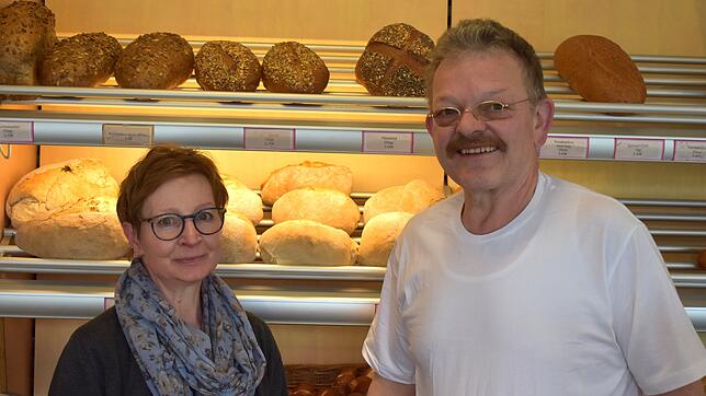 Ihre Backwaren im Hintergrund, doch damit ist es bald zu Ende: Petra und Peter Kopp haben sich für einen Rückzug aus ihrem Handwerk ...