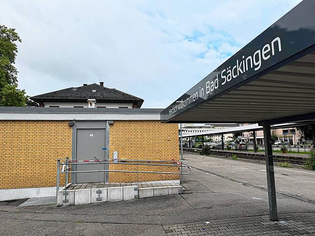 Bild 3: Schwere Gewalttat am Bad Säckinger Bahnhof: Polizei will Todesfall nach Messerangriff derzeit nicht bestätigen
