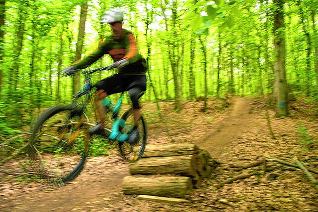 Jens Weimer bei einem Sprung im Mainauwald.