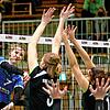 Dieser Ball sitzt: Mit einem knallharten Schmetterschlag überwindet Lisa Spomer links) den Zweierblock von Baiertheim. Bild: Joachim Klein