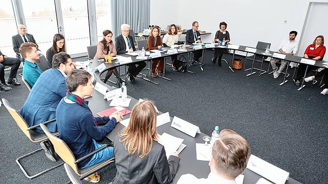 Aussprache mit Studierenden: Dass deren Forderungen in Stuttgart in absehbarer Zeit erfüllt werden, ist eher unwahrscheinlich.