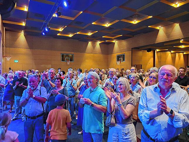 Applaus in der Halle.