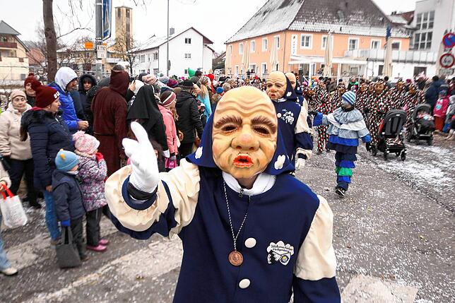 Ein Küsschen vom Wolkenschieber aus Heiligenberg. Die Narrenschlossen den Jubiläumsumzug am Samstag.