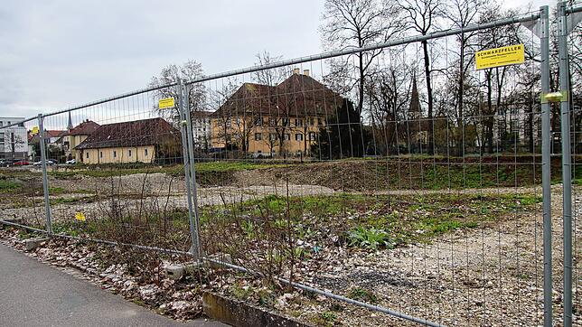 Viel Schotter, aber keine Bagger: Seit Monaten sind keine Arbeiten für das Schlossquartier an der Ecke Hauptstraße/Schaffhauser Straße ...