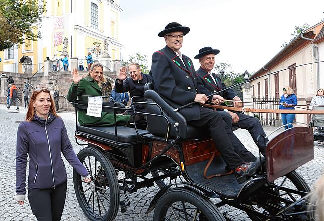 Bild 13: Reitturnier mit fulminantem Start